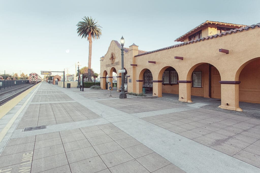 burlingame caltrain station - vending in burlingame - munch vending