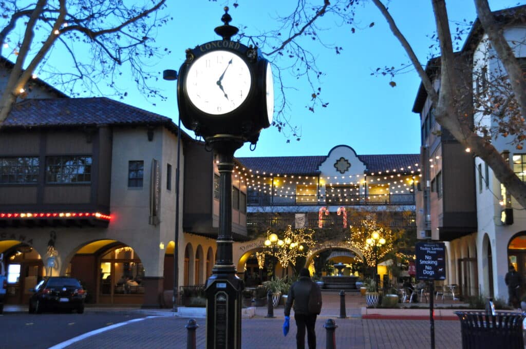 todos santos plaza at dusk, concord, ca - munch vending